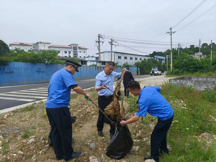 車田村開展“兩清兩改兩治理”工作。