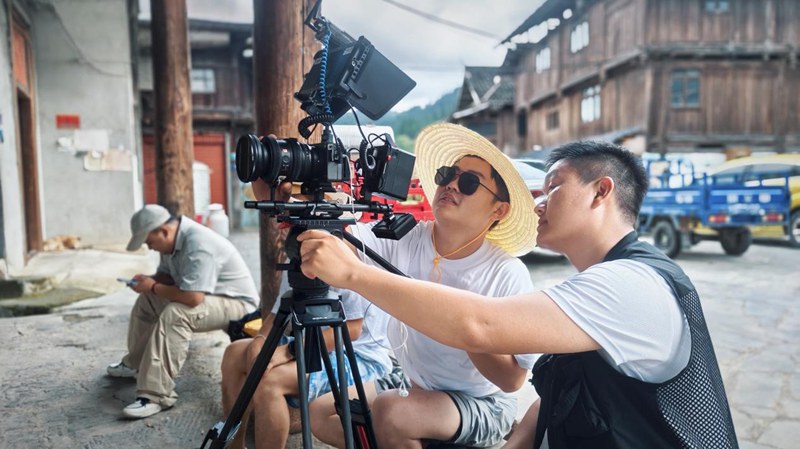 總導演仲明（右二）正在錄制。