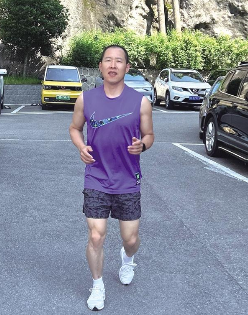 正在晨跑的路長明。