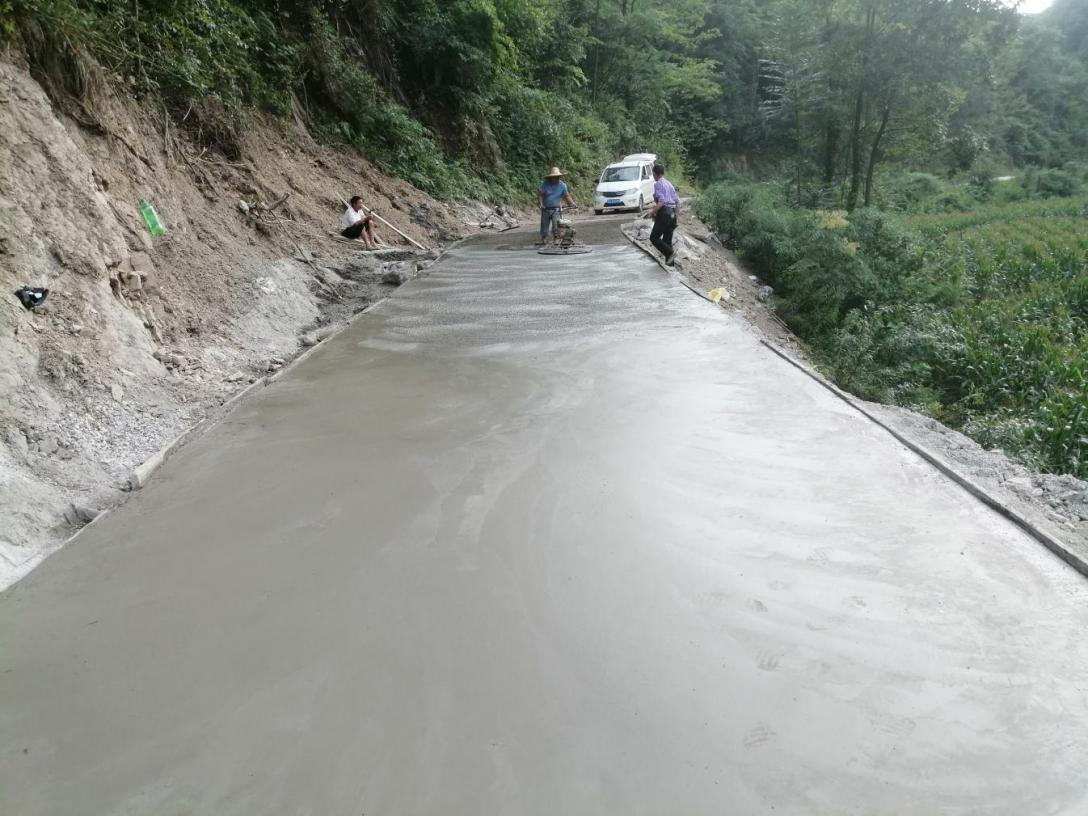 息烽縣青山苗族鄉馬路巖村一組至三組1公里機耕道建設工程施工現場。