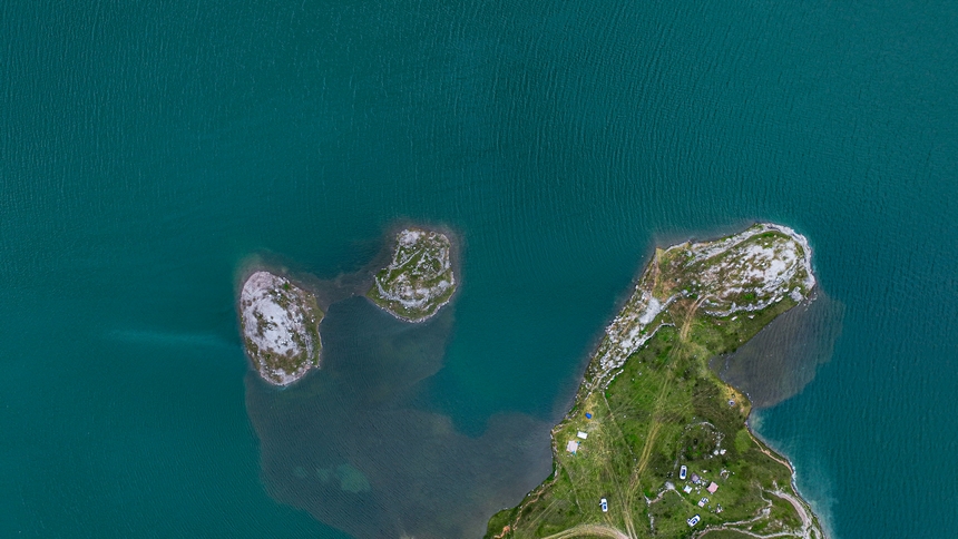 2025年6月14日，在黔西市五里鄉桐山村拍攝的支嘎阿魯湖風光。