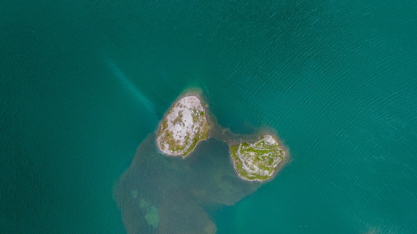 2025年6月14日，在黔西市五里鄉桐山村拍攝的支嘎阿魯湖風光。