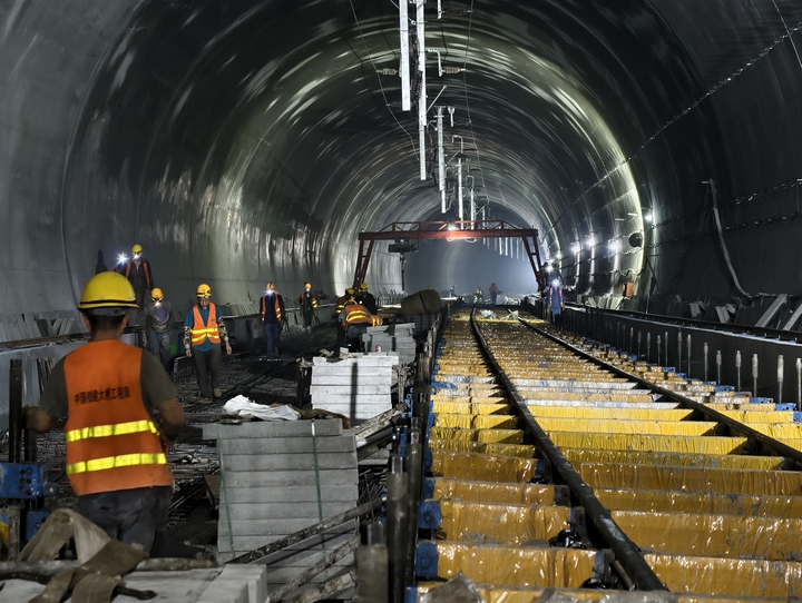 毫米級精度筑造高鐵底盤！盤興鐵路無砟道床施工沖刺收官。