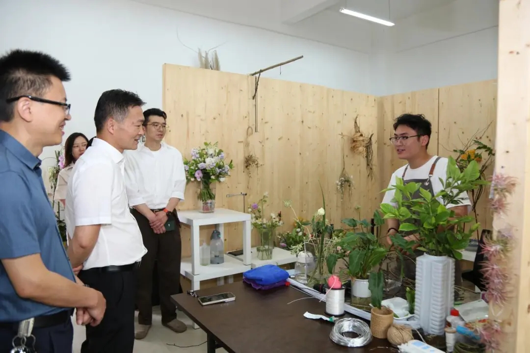 肖震看望慰問花藝賽項備賽選手。龍毅攝