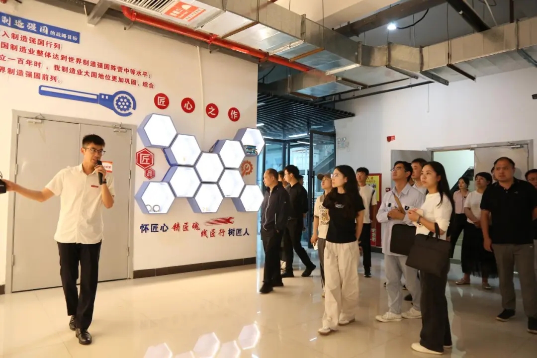 聽取各工種進行過程性評價和示范講解。袁坤攝