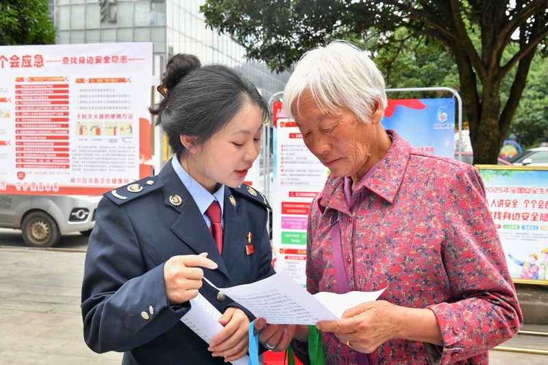 稅務人員向過往群眾宣傳非法集資的危害。張瑜顯攝