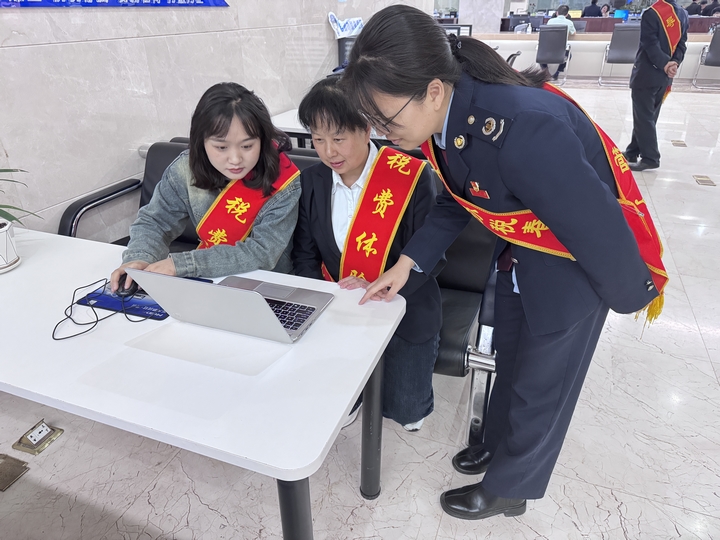 在稅務人員的引導下，“稅務體驗師”圍繞日常辦稅中遇到的辦稅場景，體驗電子稅務局登錄、申報以及電子發票開具等業務。