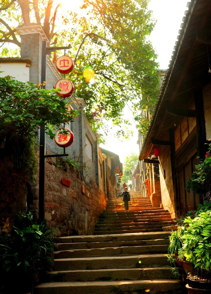 土城石板古街，陽光灑落，紅韻與古韻交融，藏習水人文密碼 。習水縣融媒體中心供圖.jpg