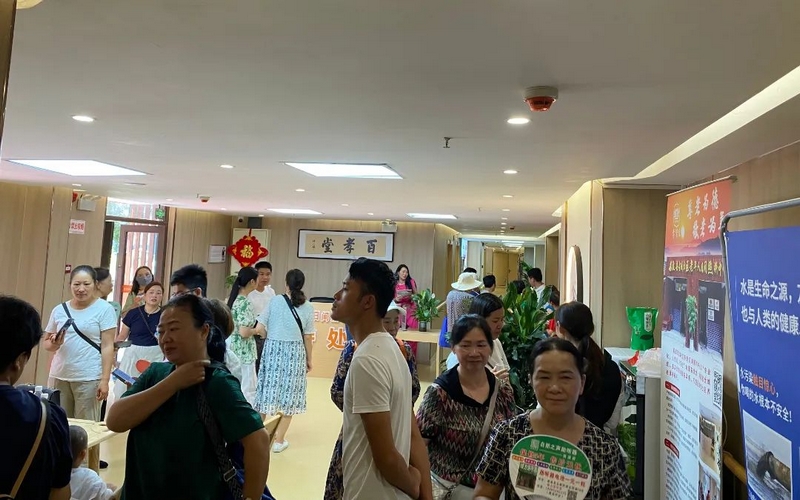 老人們在熟悉的社區環境中能享受豐富多彩的生活。