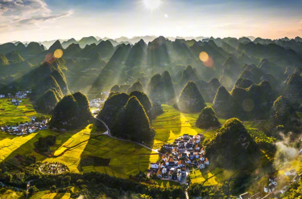 到“黃小西吃晚飯”，賞世界級山水畫卷，一直是游客到訪貴州的熱門選擇。圖/貴州圖片庫