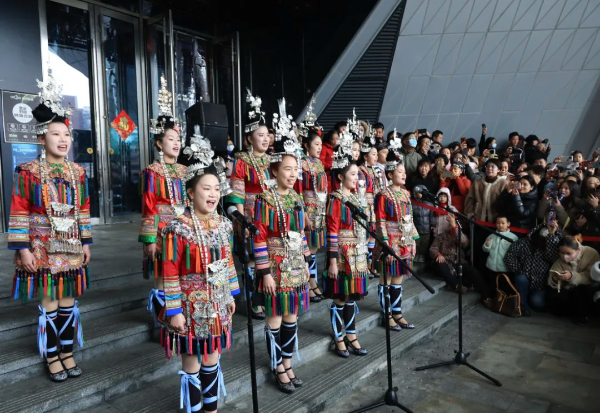 貴州配樂團隊舞樂蟬歌樂團，在貴陽云巖區越界影城，精彩演繹侗族大歌。張暉/攝