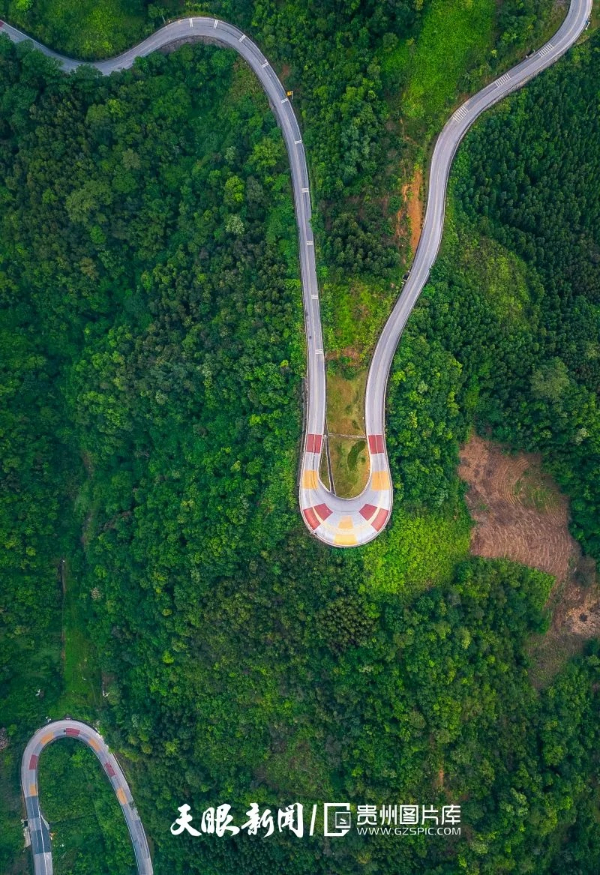 望謨縣壩康坡，全國美麗公路之一的G552線，在這里形成180°大拐彎。張帆/攝