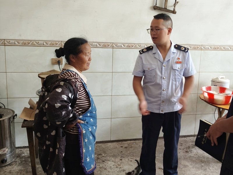 稅務干部徐偉走訪少仲村村民，了解危房改造后村民情況。陳友元攝