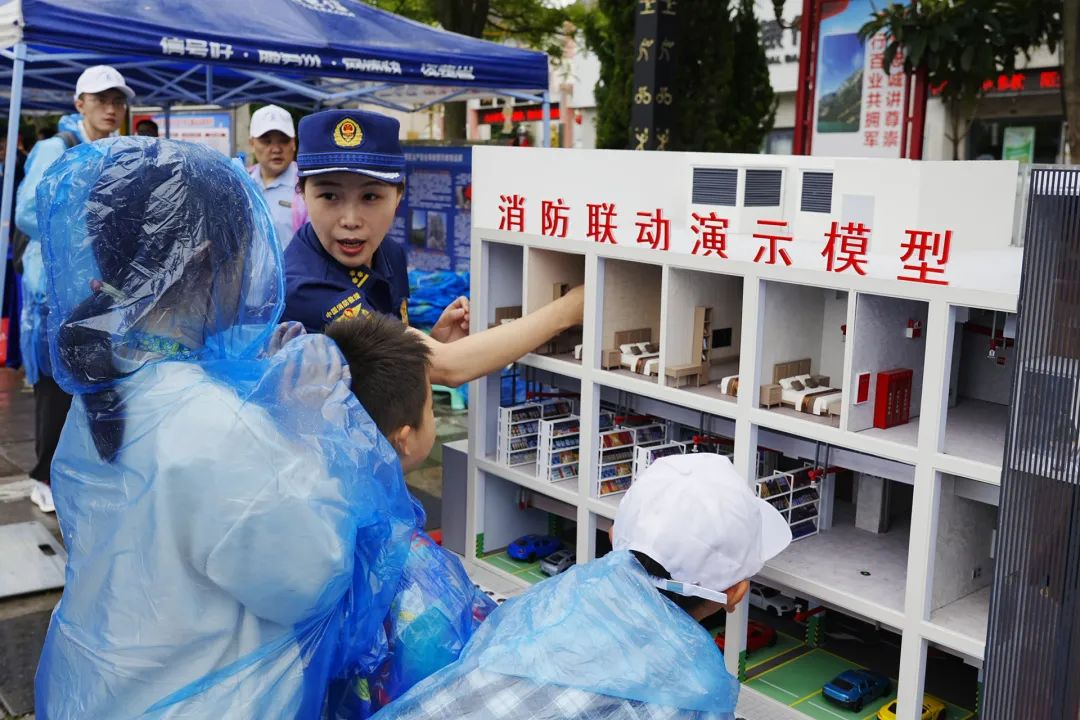 專業隊員講解救援器械。