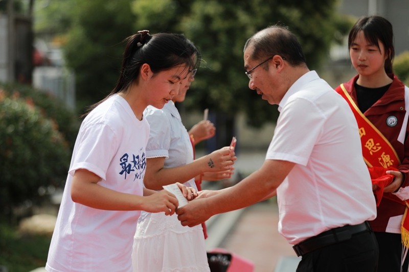 學生代表領取畢業證書。