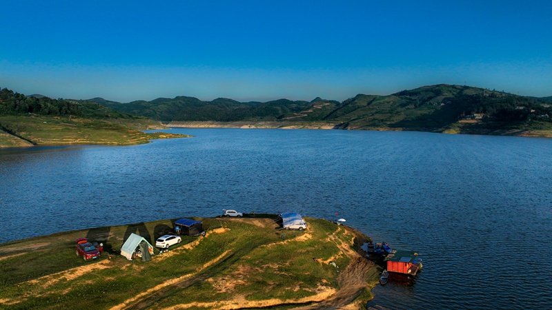 游客在大方縣黃泥塘鎮境內支嘎阿魯湖畔的一個露營基地露營。