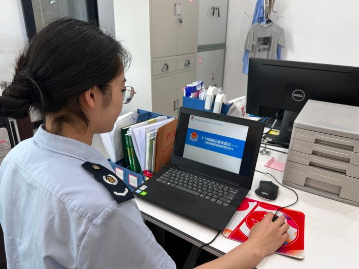 稅務人員正在進行納稅信用線上課程直播。