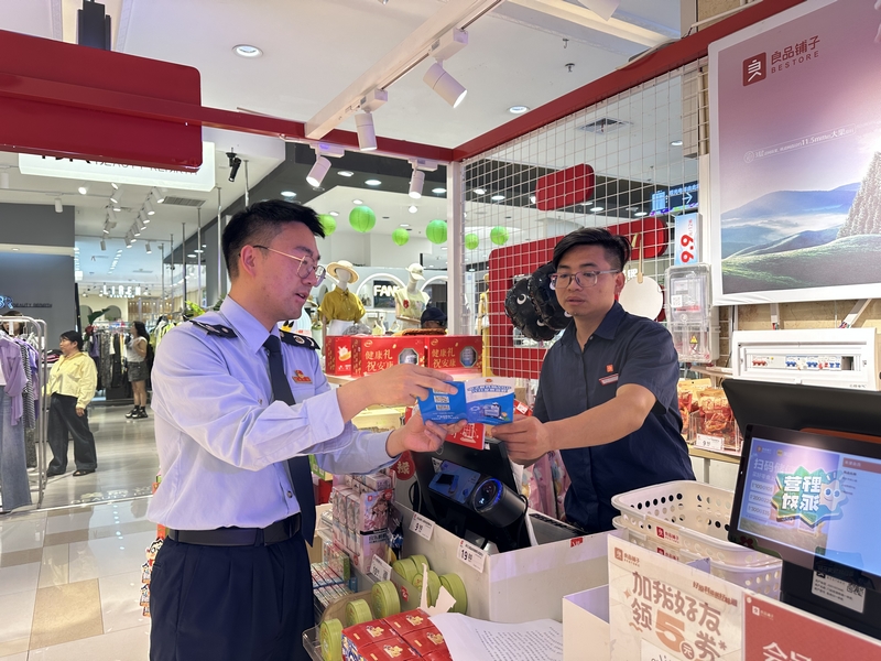 稅務人員為商戶宣講稅費優惠政策。