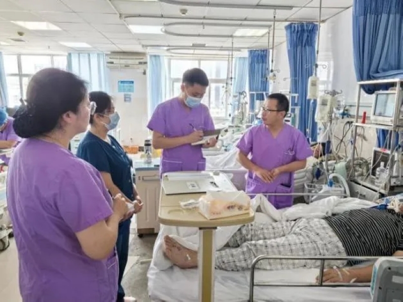 重癥醫學科團隊全天候對患者進行治療。