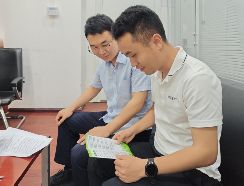 客戶經理員向貸款客戶宣傳“陽光信貸”。