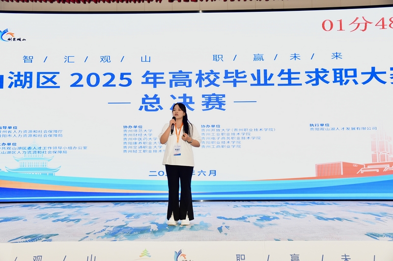 選手們依次上臺展示。