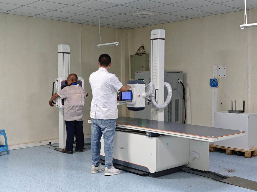 村民在茅壩鎮衛生院診療。