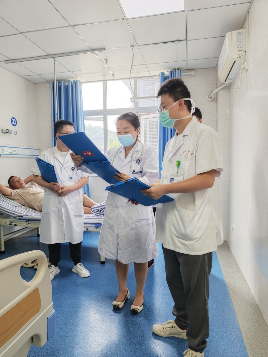 醫師鄒秀麗到茅壩鎮衛生院駐點幫扶。