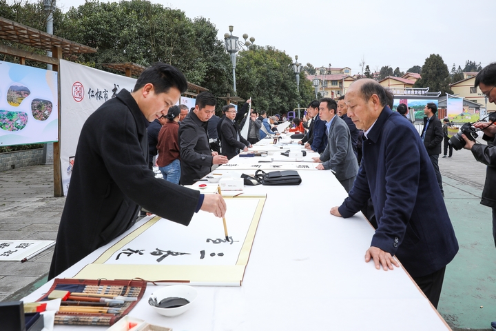 在銀水村文化廣場，仁懷市文聯開展“書法進萬家”活動..jpg