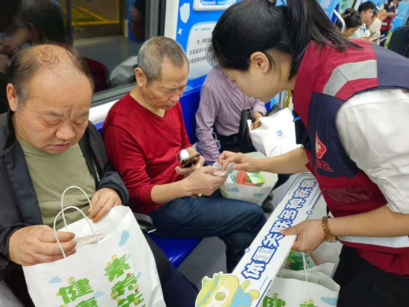 隨車健康科普員為乘客講。解健康知識 