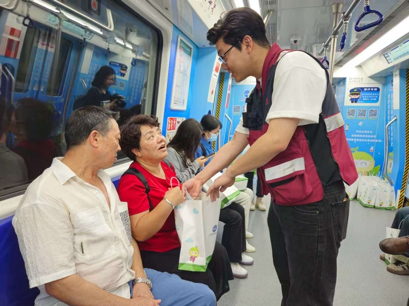 隨車健康科普員為乘客講解健康知識。