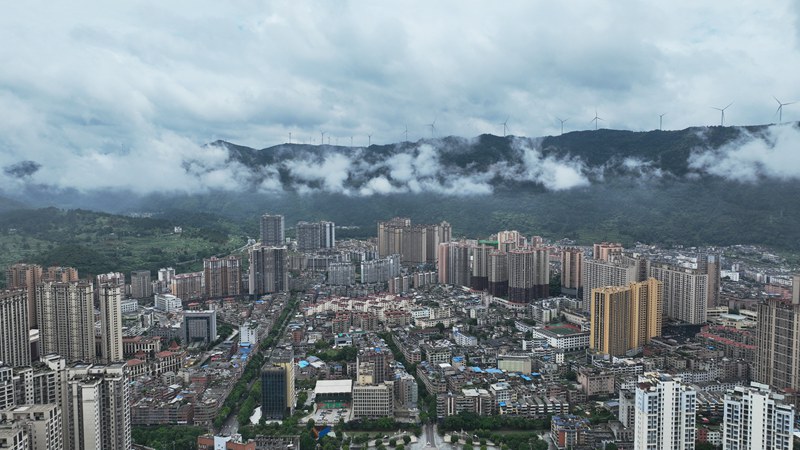 鑲嵌在龍里縣城周邊云海仙女“飄帶”。