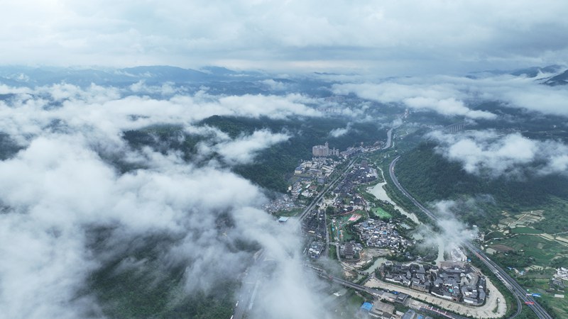 云?!鞍碌摹本皡^景點。