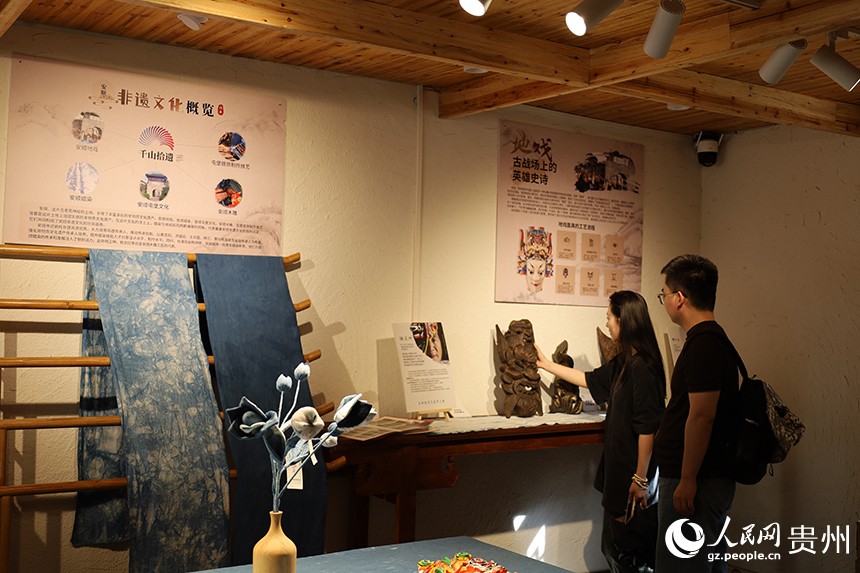 游客了解屯堡文化。人民網 李麗萍攝.jpg