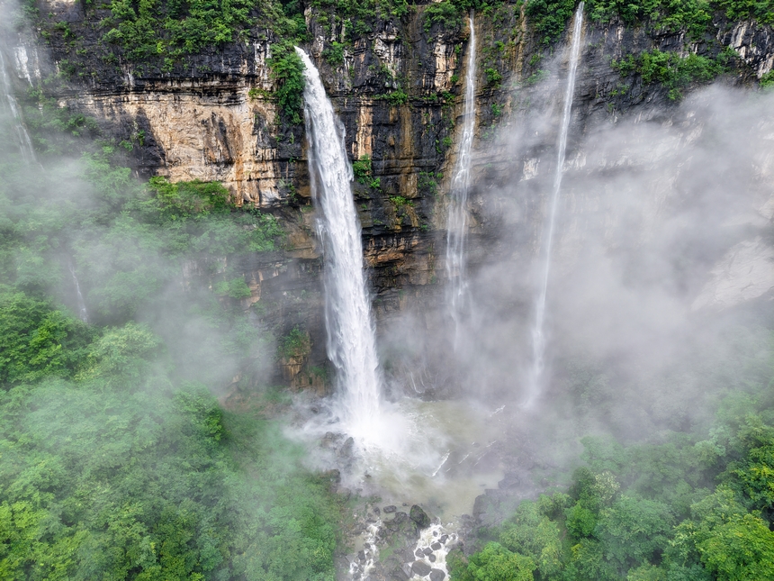 2025年6月22日拍攝的貴州省黔東南苗族侗族自治州施秉縣甘溪鄉江凱村江凱河瀑布。