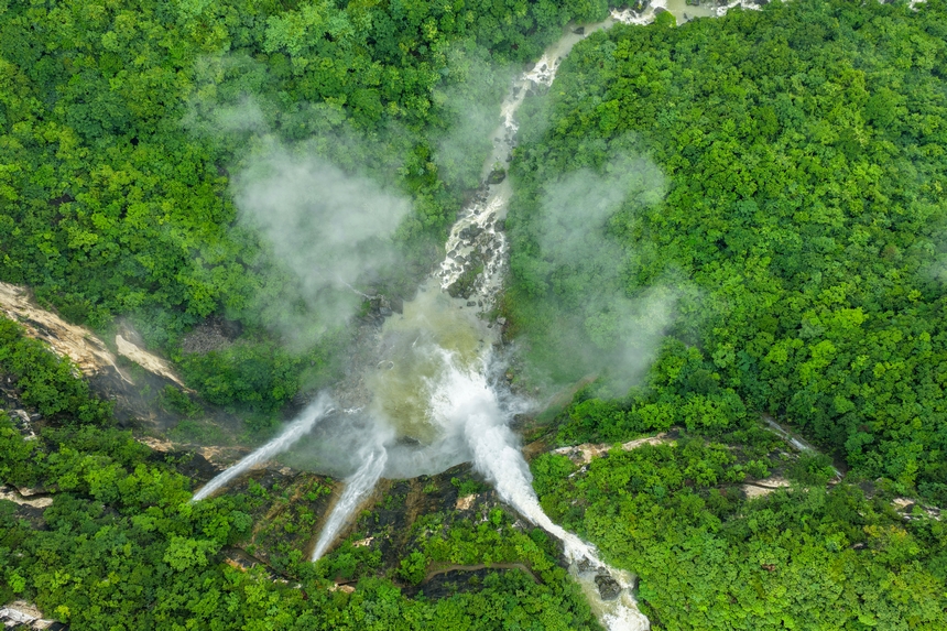 2025年6月22日拍攝的貴州省黔東南苗族侗族自治州施秉縣甘溪鄉江凱村江凱河瀑布。