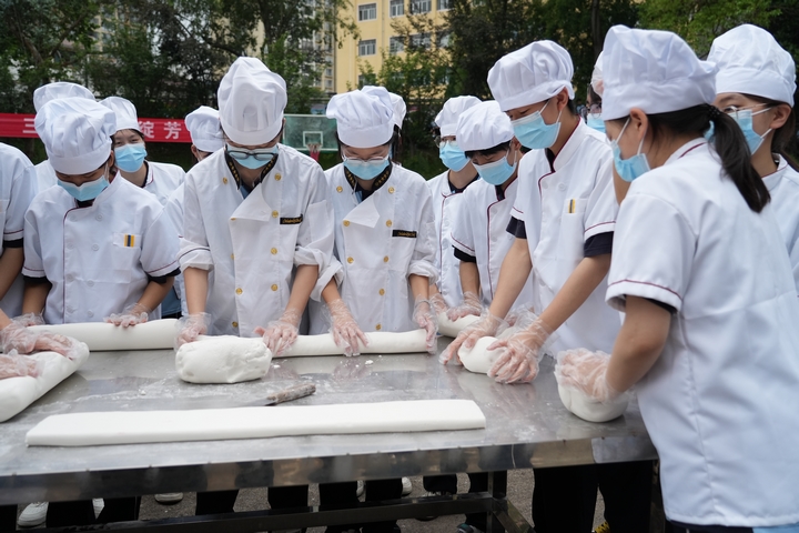 學生正在制作花甜粑（民中供圖）.JPG
