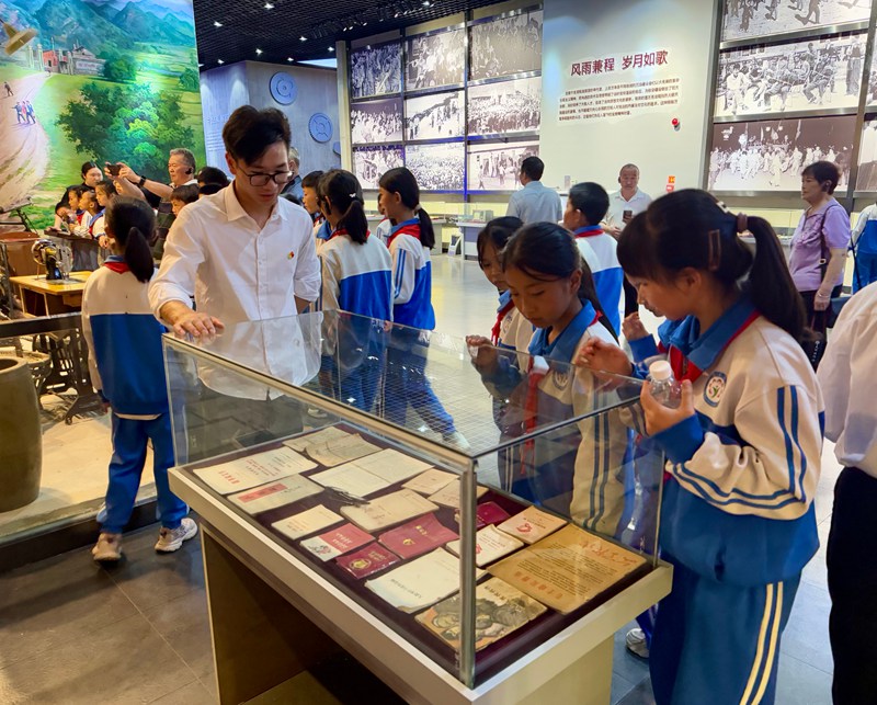 安順市關工委聯合平壩區關工委開展“游基地 學黨史”主題活動。