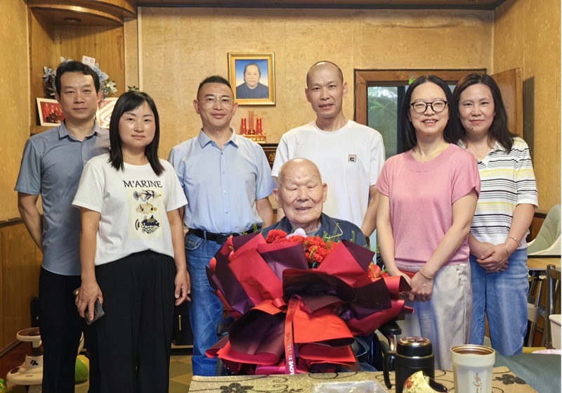 圖為黔西南州委老干部局看望慰問百歲離休干部。