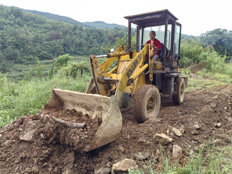 修文縣龍場街道沙溪村用挖掘機填埋飲水管道。