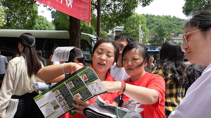 安順經開區機關事務服務中心精心組織了一場別開生面的綠色兌換活動。