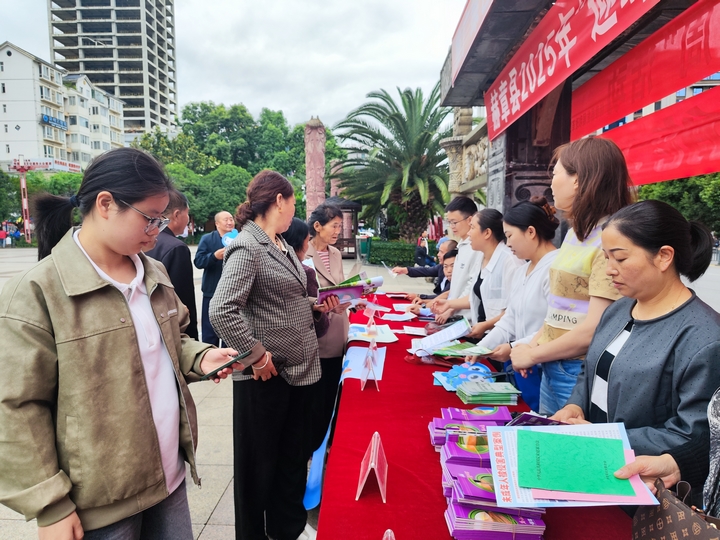 赫章縣多部門聯合開展全國節能宣傳周和全國低碳日宣傳活動。羅靜漪攝