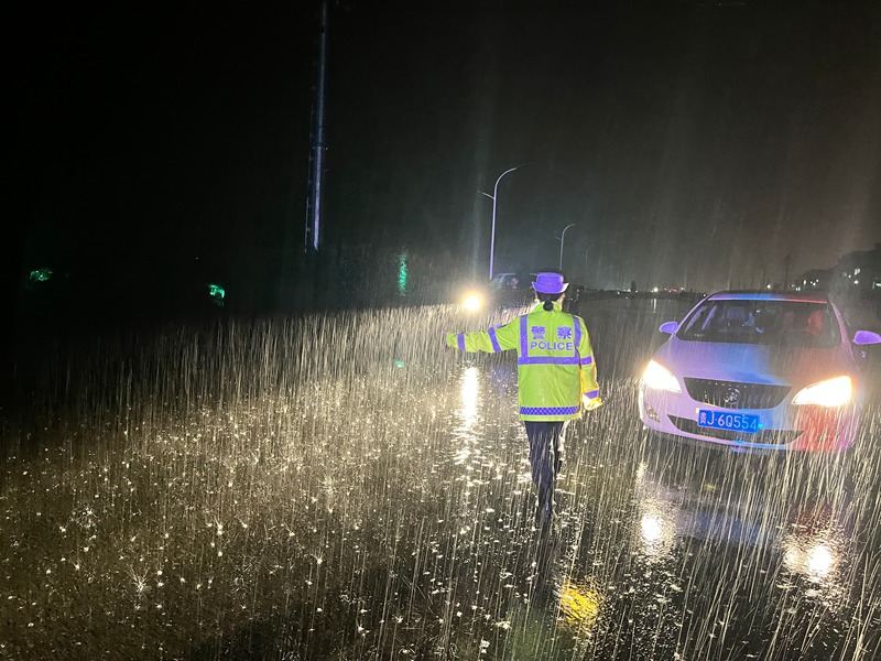 貴州三都干部群眾齊心協力抗洪搶險。