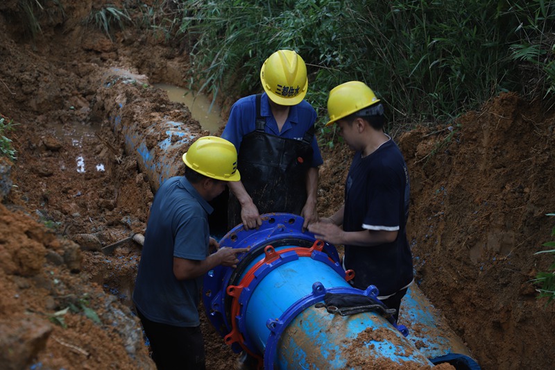 搶修管道。