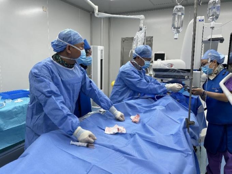 中山市人民醫院心內科主治醫師、幫扶專家楊醒在水城區人民醫院開展手術。