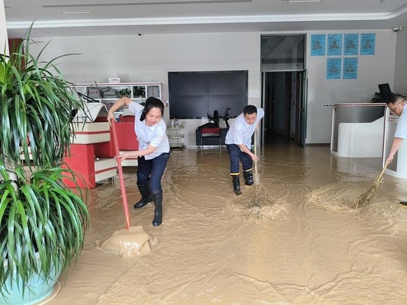 圖為榕江支行正在清理淤泥。