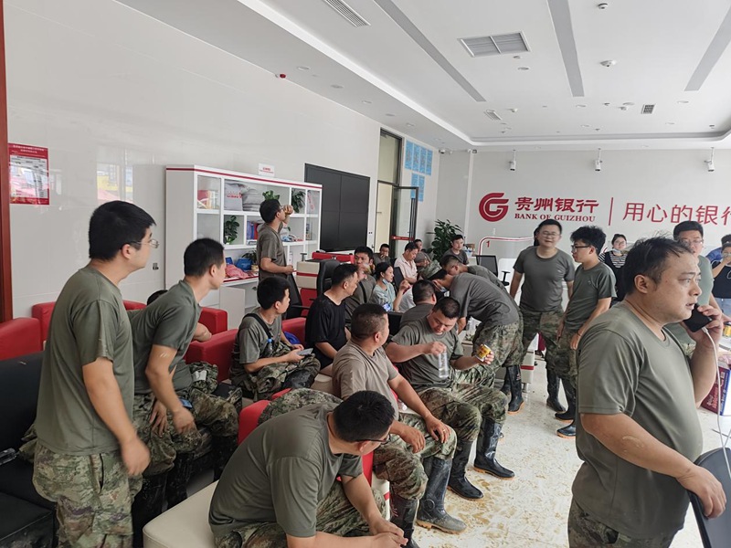 圖為應急救援隊在榕江支行營業大廳休息。