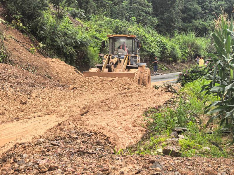 圖為貴州省交通運輸廳組織開展榕江縣災毀公路搶險搶通作業現場。