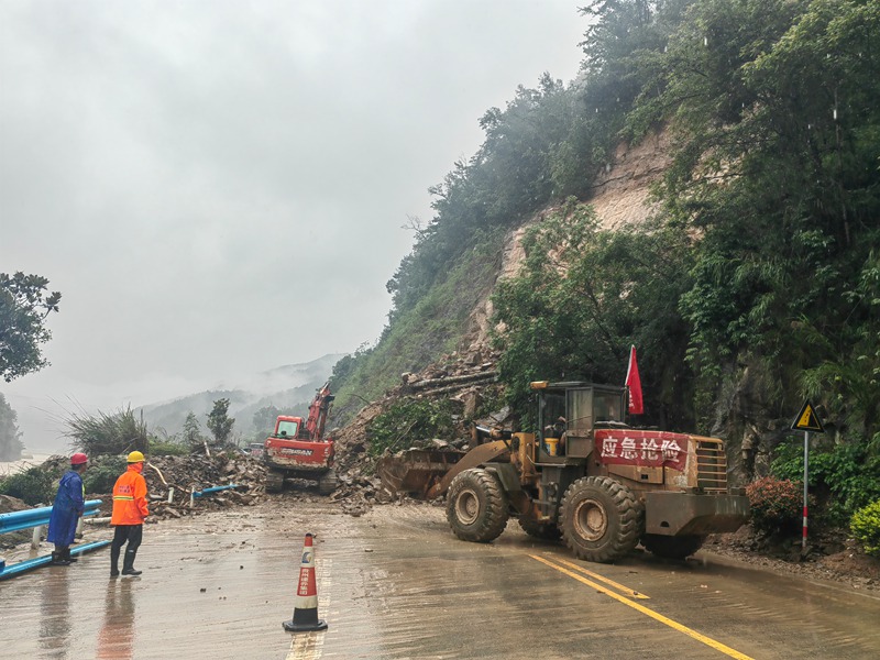 圖為貴州省交通運輸廳組織開展榕江縣災毀公路搶險搶通作業現場。