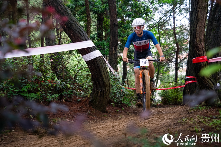 2025年貴州省高校山地自行車錦標賽現場。人民網記者 涂敏攝