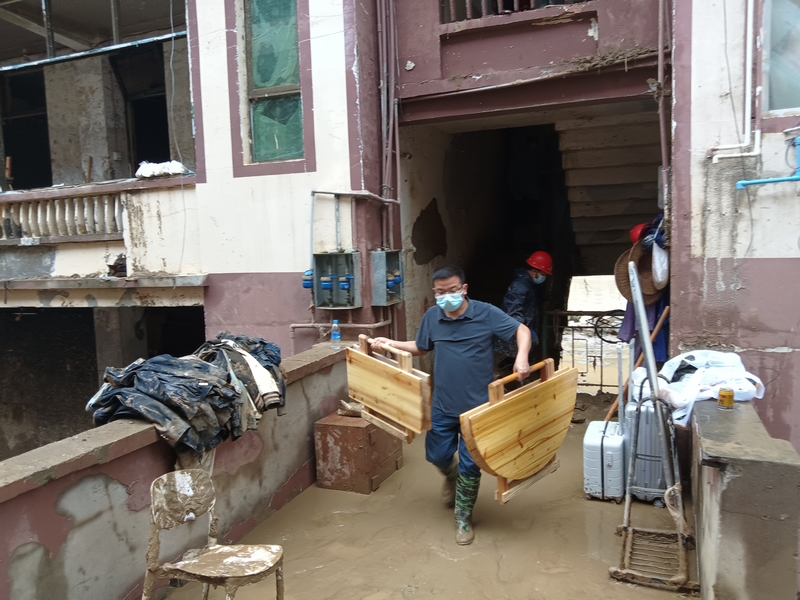 從江縣局黨委書記、局長石明信應退休干部求助幫助轉運物資及時撤離。